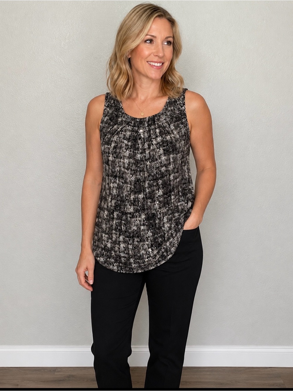 Tahari Black and White Sleeveless Top Medium